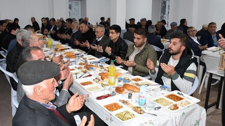 Çevre köylerden örnek aldılar, bütün köy Ramazan'da tek iftar sofrası kurdu - yasam
