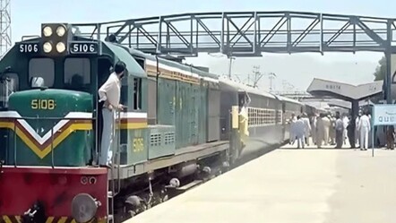 Pakistan’da terör alarmı! Trende 400'den fazla yolcu rehin alındı - dunya