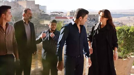 Uzak Şehir dizisinde 'De Mardin' şarkısını söyleyen isim ortaya çıktı! Bakın hangi oyuncunun kızıymış... - haberler