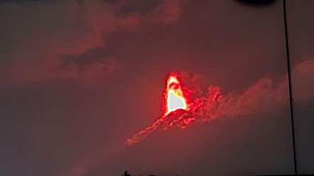 Yanardağ patladı, alevler gökyüzünü sardı! Yüzlerce insan tahliye edildi - dunya