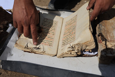 Yazma eserleri tarih oldu! Enkaz altında kalan kütüphaneden geçmişi elle kurtarmaya çalışıyorlar - egitim