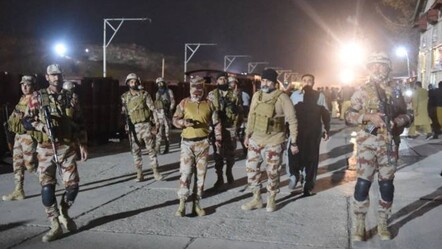 Pakistan'daki tren saldırısında dehşet anları: Hayatta kalmak için kilometrelerce yürüdüler - dunya