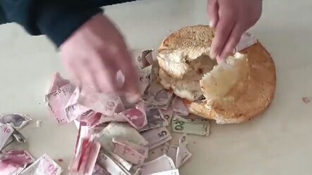 Zabıta bile şaştı kaldı! Dilencinin elindeki pideden yüzlerce lira çıktı - yasam