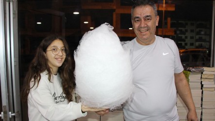 Depremde çocuklardan etkilendi, gençler için pamuk şekeri yapıp dağıtmaya başladı - Yaşam