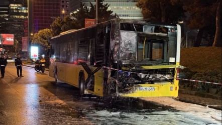 Şişli'de seyir halindeki İETT otobüsü yandı - Gündem