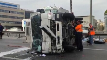 İstanbul'da süt kamyonu devrildi! Ortalık savaş alanına döndü - gundem