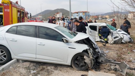 Katliam gibi kaza! İki otomobil kafa kafaya çarpıştı! Ölü ve yaralılar var - Gündem