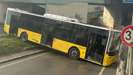 Beyoğlu'nda faciaya ramak kala! Kontrolden çıkan İETT otobüsü bariyerlere çarptı - Gündem