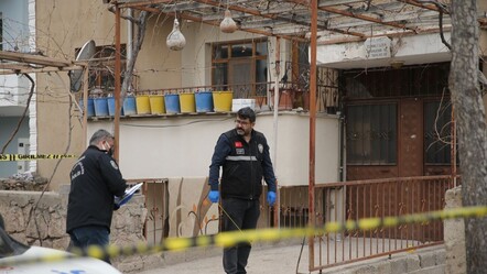 Madde bağımlısı şahıs dehşet saçtı! İhbara giden polislere bıçak ve keserle saldırdı - gundem