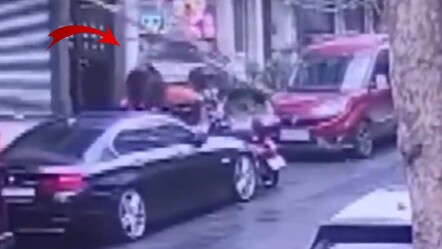 Kaldırımda yürürken hayatının şokunu yaşadı! Kafasına elektrik direği devrildi, o anlar kamerada - gundem