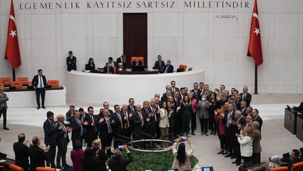 TBMM'de 'İmamoğlu'nun diploması' protestosu! CHP milletvekilleri kürsüyü işgal etti - gundem