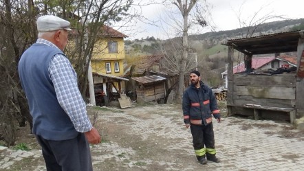 Evi yanarken itfaiyeciyle diyaloğu hayrete düşürdü! ''Su atmayın, evin içi su dolar'' - Gündem