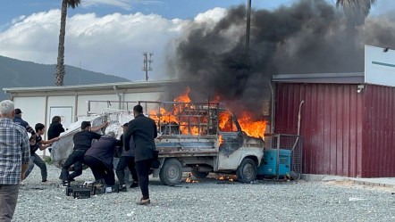 Hatay'da yangın paniği! Ekmek teknesi yanarak markete çarptı, yaşlı adam alevlerle mücadele etmeye çalıştı - Gündem