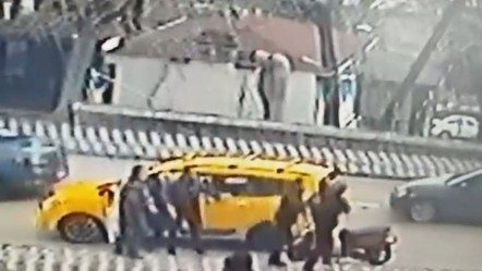 Motosikletliyle taksici birbirine girdi! Tekmeler yumruklar havada uçuştu - Gündem
