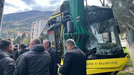 Freni patlayan belediye otobüsü dehşet saçtı! Yaralılar var - Gündem