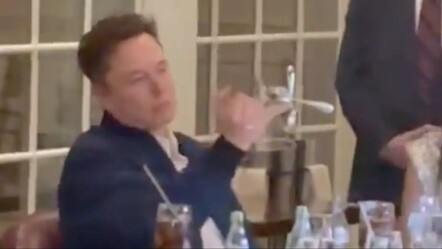 Elon Musk'ın bir etkinlikte yaptığı tuhaf hareketler tüyler ürpertti - dunya