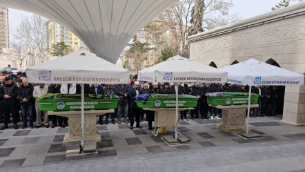 Kızı tarafından defalarca bıçaklanmıştı! Talihsiz kadın son yolculuğuna uğurlandı - Gündem