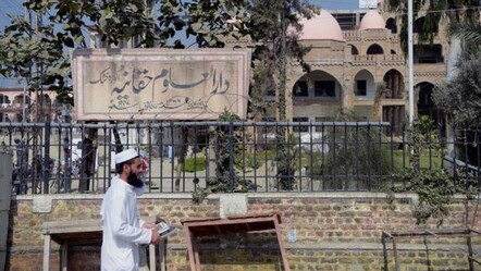 Pakistan'da medreseye bombalı saldırı: Çok sayıda ölü var - dunya