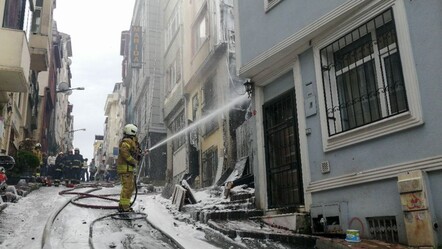 Beyoğlu'nda korku dolu anlar! Çöpü yaktı, 2 bina alevlere teslim oldu - gundem