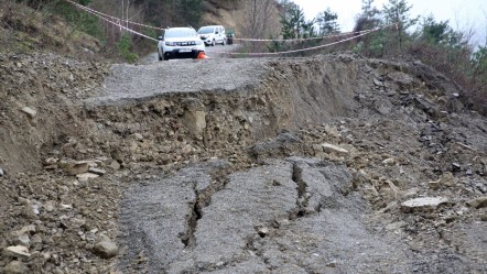 Karlar eridi, yol çöktü! Çok sayıda köy yolu kapandı - Gündem