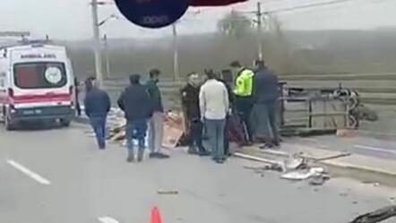 İzmit'te feci kaza! Kağıt toplayan motosikletliye otomobil çarptı - gundem