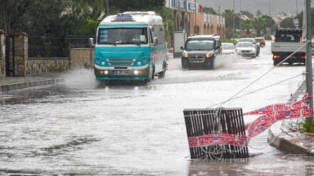 Sağanak İzmir Çeşme'yi vurdu, otelleri su bastı - gundem
