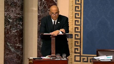 ABD'li senatör 25 saat kürsüde konuşarak tarihe geçti! Sebebi ise Trump - dunya