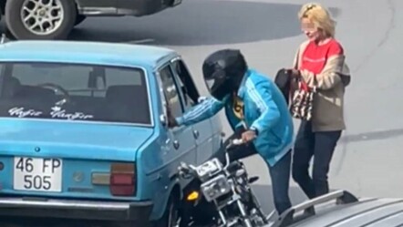 Trafik magandası dehşet saçtı! Öfkeli motosikletli otomobilin camını kırdı - 3-sayfa