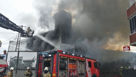 Sancaktepe'de sıcak saatler! Fabrika alev alev yanıyor, çok sayıda ekip olay yerinde - 3. Sayfa