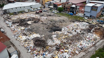 İzmir'in göbeğindeki açık alan çöp sahasına dönüştü! Esnaf isyan etti - Yaşam