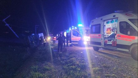 Van'da yolcu otobüsü devrildi! Çok sayıda yaralı var - Gündem