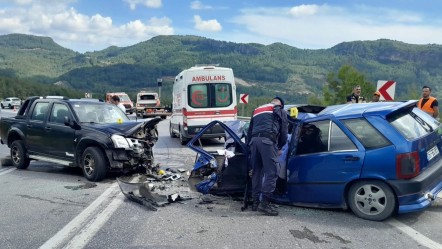 Antalya'da feci kaza: 1 kişi hayatını kaybetti, 3 kişi yaralandı - Gündem