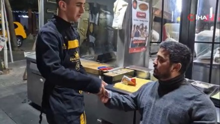 'Bir zamanlar işçiydim' dedi, 1 Mayıs'ta kazandığı tüm parayı çalışanlarına verdi - Yaşam