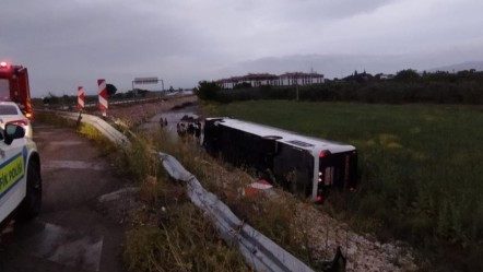  -Yolcu otobüsü devrildi! Çok sayıda yaralı var