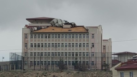 Çatılar uçtu, elektriksiz kaldılar... Fırtına bir kenti esir aldı! - 3. Sayfa