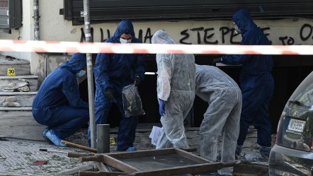 Yunanistan'da facianın eşiğinden dönüldü! Bomba saldırganın elinde patladı - Dünya