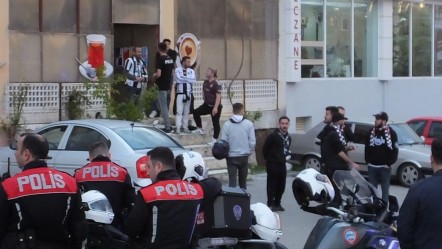 Fenerbahçe ve Beşiktaş taraftarları arasında kavga! 3 kişi gözaltına alındı - 3. Sayfa