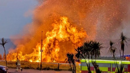 İngiltere’de korkutan yangın! Bournemouth sahilinde 50 metrelik alevler gökyüzünü sardı - Dünya