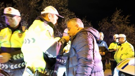 Ne araçtan indi ne de alkolmetreye üfledi! Polisin imtihanı olan sürücü KOSGEB il müdürünün şoförü çıktı - 3. Sayfa
