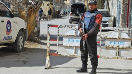 Pakistan’da terör saldırısı! Hükümet binaları ateşe verildi, 5 polis kaçırıldı - Dünya