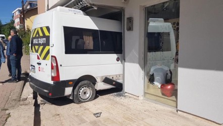 Karabük'te faciaya ramak kala! Frenleri tutmayan öğrenci servisi iş yerine daldı - 3. Sayfa