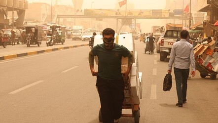 Komşu ülkede kum fırtınası başladı! 94 kişi boğuluyordu - gundem