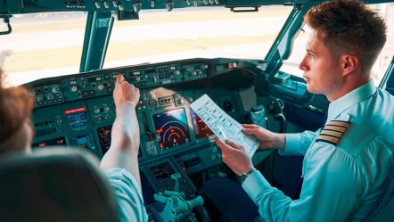 Pilotlar kuryelik yapmaya başladı! Maaşları ödeyemeyen ünlü hava yolu şirketi iflasın eşiğinde - Ekonomi