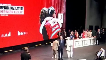 Sinan Akçıl, Cumhurbaşkanı Erdoğan'ın sahnede elini öptü! Sonra Kızılay için yazdığı şarkıyı okudu - Magazin