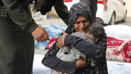Yavrusu açlıktan ölen Gazzeli anne: Bütün dünyaya yazıklar olsun - Dünya