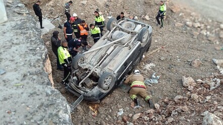 Yol çalışmasında kontrolü kaybetti! Takla atan araçta felaketi yaşadı - kultur-sanat