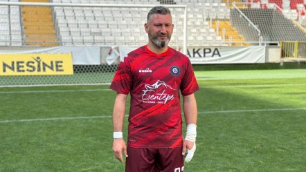 Başkan, teknik direktör, futbolcu... Üçünü aynı anda yaptı, bir de şampiyon oldu - Spor