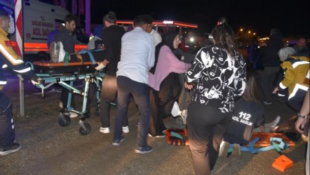 Gümüşhane'de korkunç kaza! Çarpışan arabalar kalabalığın arasına daldı: 11 yaralı - Gündem