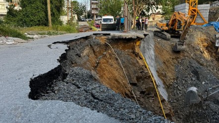 İstanbul'da Gaziosmanpaşa'da yol çöktü! Ekipler bölgede - Gündem