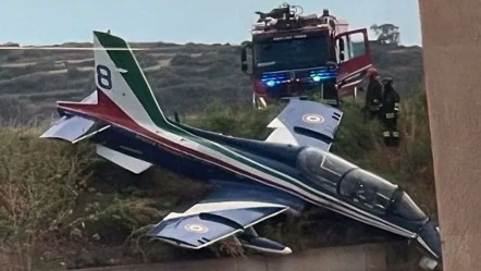 İtalya Hava Kuvvetleri akrotimi uçakları, eğitim uçuşunda havada çarpıştı - Dünya
